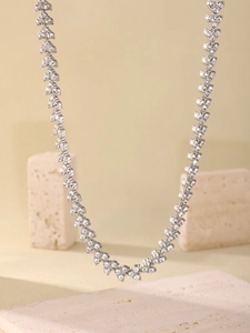 Détail du collier plaqué or 18 carats avec triangles sertis de zircons brillants à la main