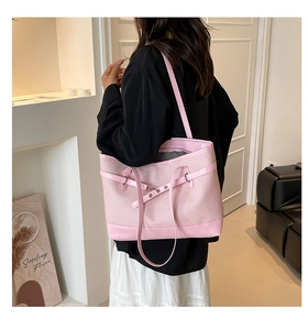 Détail du grand sac cabas rose en maille tissée et cuir avec de longues bandoulières