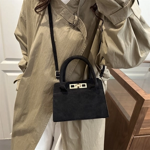 Borsa a mano retrò in pelle nera satinata con chiusura a torsione dorata e tracolla