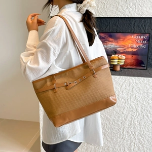 Sac fourre-tout marron tissé avec finitions en cuir et détail de ceinture mode