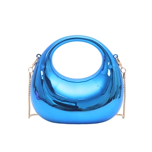 Mini avondtas in metallic blauw met acryl ketting en gouden schouderband voor dames