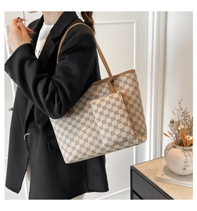 Detailoverzicht van de grote vintage monogram tote bag met bijpassend klein ritszakje