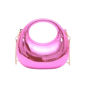 Trendige Metallic Pink Mondtasche mit Goldkette im minimalistischen Y2K Hobo-Stil