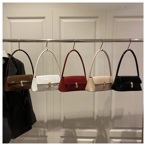 Vue détaillée de cinq sacs baguette en cuir verni brillant avec fermoirs dorés capsules