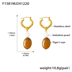 Vue détaillée des boucles d'oreilles oeil de tigre avec perle et mesures de taille