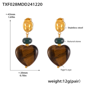 Détail des boucles d'oreilles cœur en œil de tigre, dimensions 43mm de hauteur et 20mm