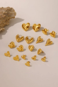 Collection de boucles d'oreilles cœur plaquées or 18 carats avec diamants et métal texturé