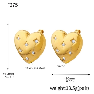 Détail des boucles d'oreilles en forme de cœur en acier inoxydable doré et zircons