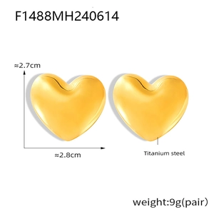 Détails des boucles d'oreilles cœur en acier titane avec dimensions 2,7x2,8cm et poids 9g