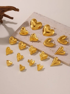 Détails des boucles d'oreilles cœur avec texture martelée et placage en or 18 carats