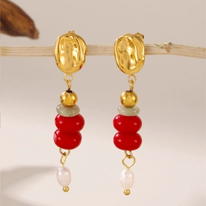 Boucles d'oreilles bohèmes avec perles rouges et gouttes de perles blanches sur métal doré