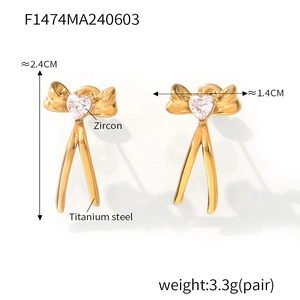 Detailed view of golden ribbon earrings with zircon heart and exact size dimensions