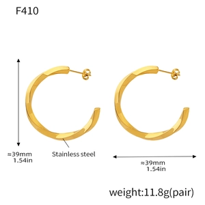 Detail view of twisted C-shaped hoop earrings in gold-plated stainless steel with dimensions