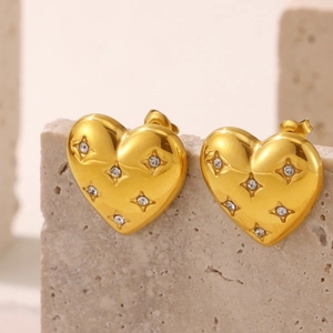 Boucles d'oreilles cœur dorées 18K avec zircons sur pierre de travertin élégante