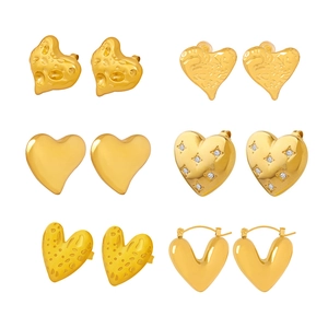 Lot de 6 paires de boucles d'oreilles cœur dorées, textures variées, styles minimalistes et brillants