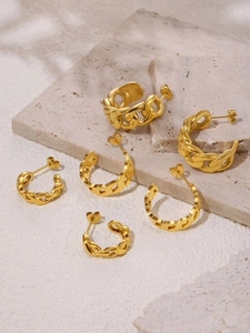 Detail of 18K gold-plated C-shaped earrings with chain link and twisted rope texture