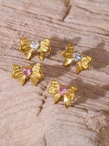 Detailansicht goldener Schleifenohrringe mit herzförmigen rosa und weißen Zirkonia