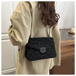 Détail de la texture léopard et du fermoir métallique sur le sac à bandoulière chaîne