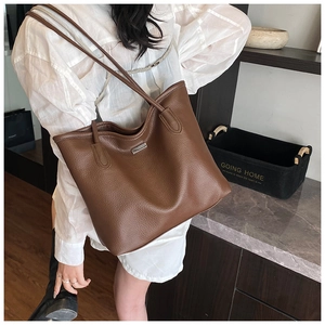 Sac fourre-tout en cuir grainé marron avec barre métallique et grande capacité d'accueil