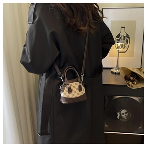 Mini sac à main rétro imprimé porté en bandoulière sur un modèle au décor vintage