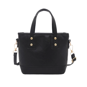 Sac seau matelassé noir avec clous dorés et bandoulière amovible pour femmes