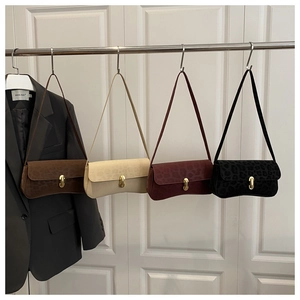 Détail de quatre sacs sous les aisselles en daim imprimé léopard avec boucles dorées