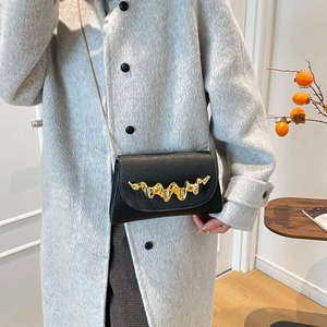 Sac carré noir classique avec garniture métallique dorée et bandoulière en chaîne