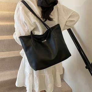 Grand sac cabas noir en cuir PU grainé avec détails métalliques argentés pour femme