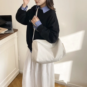 Minimalist white large capacity crescent crossbody bag for winter women fashion