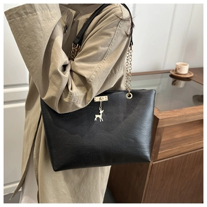 Détail du sac cabas en similicuir noir avec pendentif cerf doré et chaîne