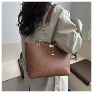 Sac cabas marron en similicuir avec bandoulière chaîne et breloque cerf sur manteau