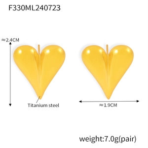Boucles d'oreilles cœur en acier titane jaune poli plaqué or 18 carats avec design 3D