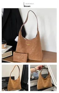 Sac hobo marron avec pochette zippée assortie en similicuir texturé de haute qualité