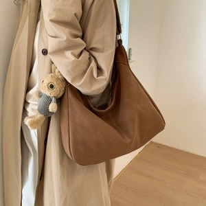 Borsa hobo marrone in pelle opaca con un grazioso ciondolo a forma di coniglio