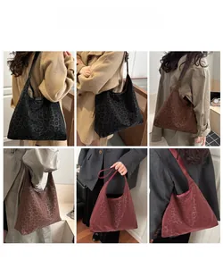 Trois sacs hobo à motif léopard en velours noir, café foncé et bordeaux élégant