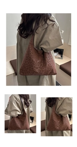 Detailaufnahme der Hobo-Tasche mit Leopardenmuster, weichem Wildleder und breitem Riemen
