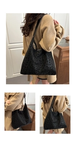 Detail der Hobo-Tasche mit Leopardenmuster-Textur und schwarzem Leder-Schultergurt