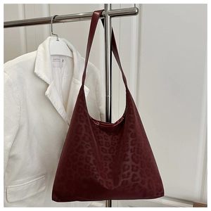 Détail du sac hobo bordeaux avec motif léopard embossé et large bandoulière