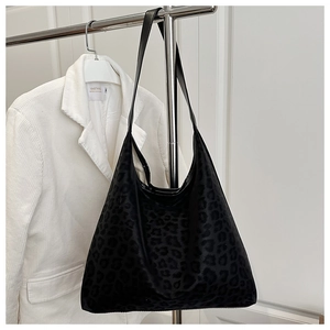 Détail du grand sac cabas hobo à motif léopard noir avec une texture veloutée douce