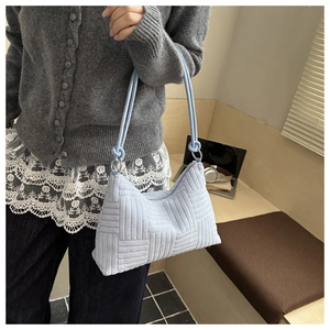 Détail du sac bandoulière en velours côtelé bleu clair avec anse corde et anneaux argent