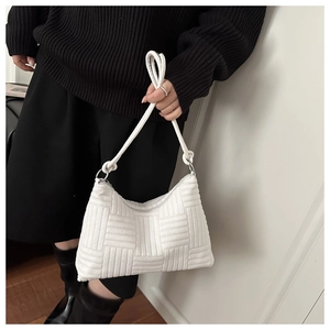Détail du sac à bandoulière blanc avec bandoulière nouée et motifs à carreaux