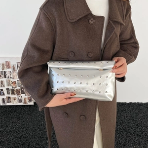 Pochette enveloppe argentée métallisée avec clous argentés et design plié minimaliste