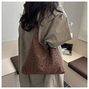 Detail of vintage leopard print tote bag with wide leather straps for daily commute