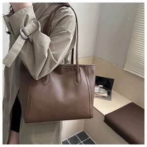 Braune Shopper-Tasche aus Leder mit großem Stauraum und minimalistischen Schultergurten