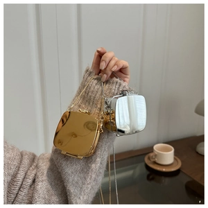 Vue détaillée des mini sacs à bandoulière en acrylique rigide doré et argenté avec chaîne