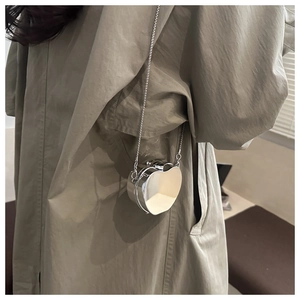 Détail du mini sac cœur en acrylique argenté avec effet miroir et chaîne métallique fine