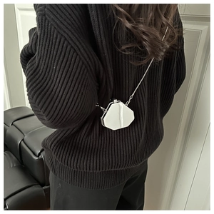 Détail du mini sac boîte géométrique argenté avec bandoulière chaîne et finition miroir