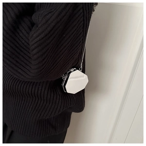 Gros plan d'un mini sac boîte octogonal argenté en acrylique miroir avec chaîne