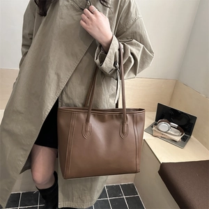 Vintage Leder-Tragetasche in Karamell mit vertikalen Nähten für den täglichen Weg
