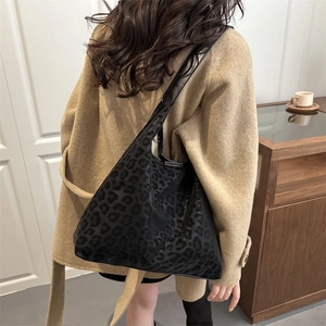 Retro leopard print tote bag in matte black finish, oversized shoulder bag for winter fashion
